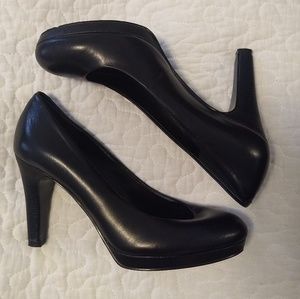 Bandolino Black Leather Pumps